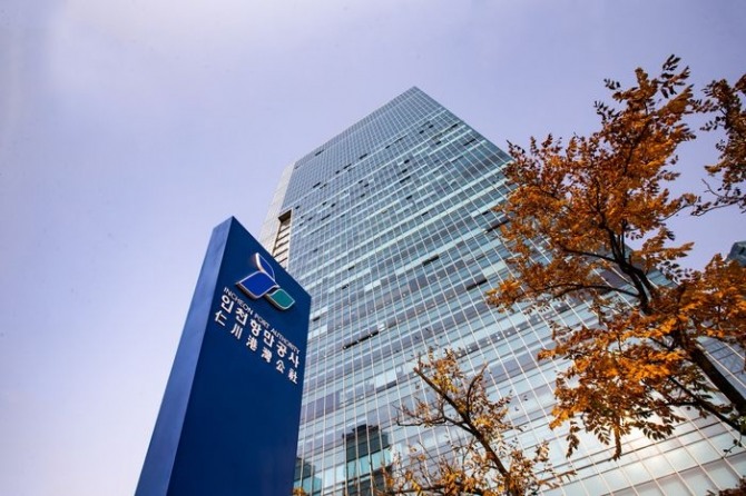 인천항만공사는 내부직원을 대상으로 '2025년 상반기 항만운영 혁신·적극행정 우수사례 및 아이디어 공모전'을 개최하고 우수사례 14건에 대한 포상을 실시했다. 사진=인천항만공사