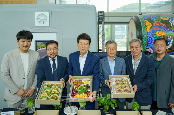 포항시는 12일 시청 솔라갤러리 에어팜 전시장에서 ‘에어팜 수확물 시식 행사’를 가졌다.사진=포항시.