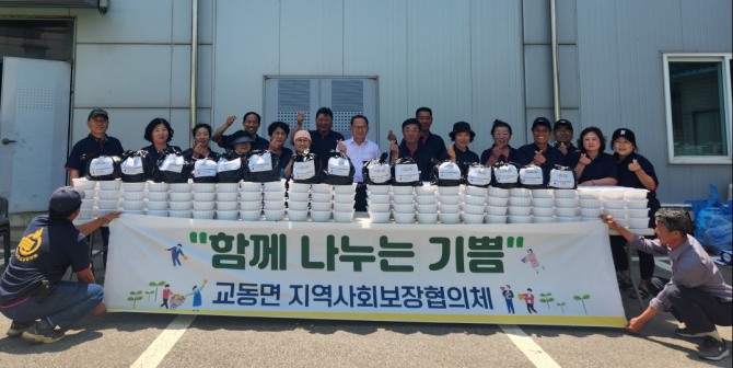 교동면 협의체에서 2024년부터 추진하고 있는 특화사업으로 위원들이 손수 밑반찬을 만들어 전달하며 안부도 살피는 등 교동면 저소득 어르신들의 건강지킴이 역할을 톡톡히 하고 있다.  사진=강화군