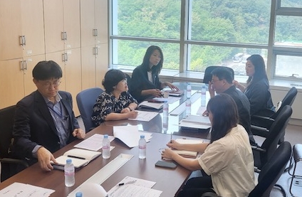 이천시가 학생통학순환버스 시범운영 준비를 위한 논의를 하고 있다. 사진=이천시