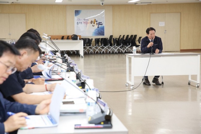 최대호 안양시장이 지난 9일 농수산물도매시장 시설현대화사업 타당성 조사 용역 착수보고회를 주재하고 있다. 사진=안양시