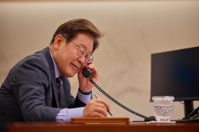 이재명 대통령이 12일 서울 용산 대통령실 청사 집무실에서 앤서니 앨버니지 호주 총리와 전화 통화를 하고 있다. 사진=연합뉴스 
