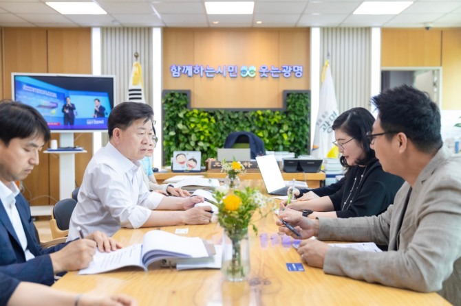 지난 12일 박승원 광명시장이 시장실에서 열린‘민생안정지원금 효과분석 연구용역’착수보고회에서 발언하고 있다. 사진=광명시