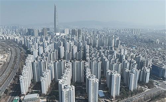 한국부동산원이 지난 12일 발표한 6월 둘째주(9일 기준) 주간 아파트 가격 동향에 따르면 서울 아파트 매매가격이 전주대비 0.26% 오르며 올해 들어 가장 높은 상승률를 기록했다. 특히 송파구가 전주 대비 0.71% 오르며 서울에서 가장 큰폭의 상승률을 기록했다. 송파구 아파트 모습. 사진=연합뉴스