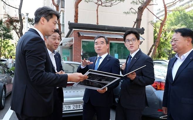 지난 12일 김보현 대우건설 사장(사진 가운데)이 서울 강남구 '개포우성7차' 현장을 방문해 임직원들과 함께 점검하고 있다. 사진=대우건설