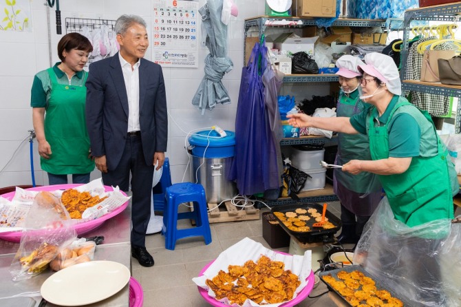윤환 인천 계양구청장은 지난 12일 계양3동 행정복지센터 회의실에서 열린 ‘사랑의 바자회’ 현장을 찾아 새마을부녀회 회원들을 격려했다고13일 밝혔다.  사진=계양구