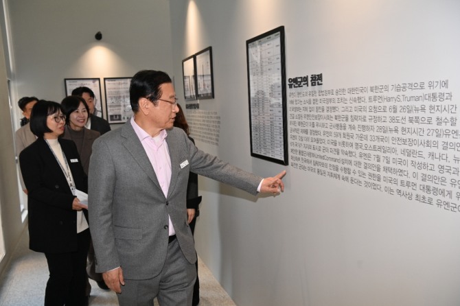 이현재 하남시장이 관내 유일 생존 여성 6·25 참전 유공자 김기엽 여사를 직접 찾아 감사 인사를 전하고 있다. 사진=하남시