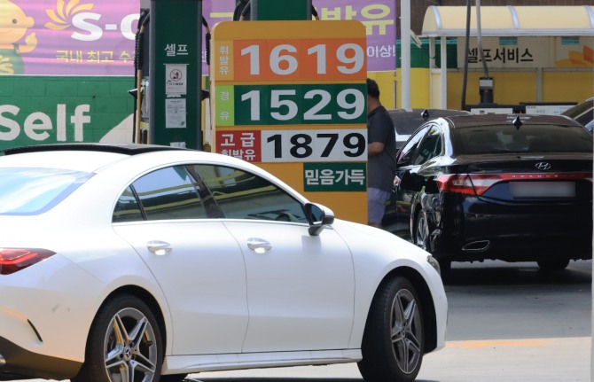 14일 한국석유공사 유가정보시스템 오피넷에 따르면 6월 둘째 주(8∼12일) 휘발유 평균 가격은 리터(L)당 1627.7원으로 전주 대비 2.1원 하락했다. 주유소 모습. 사진=연합뉴스