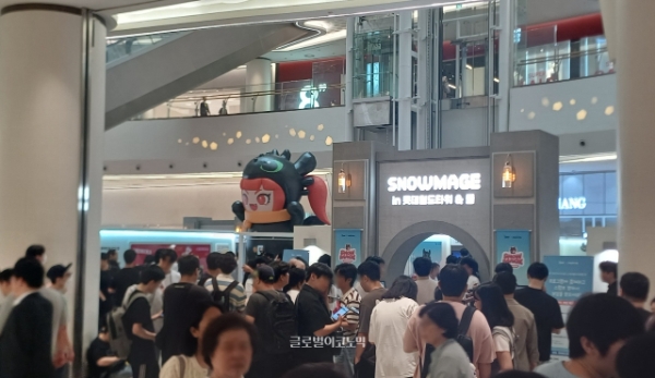 서울 잠실 롯데월드타워 1층에서 '스노우메이지 in 롯데월드타워·몰' 팝업스토어가 열렸다. 사진=이원용 기자