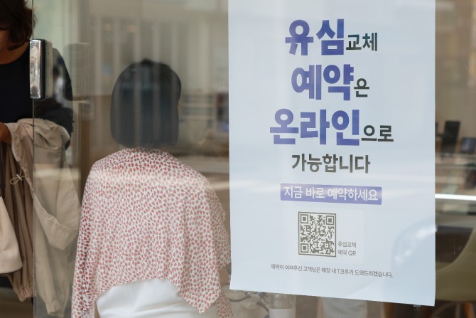 SK텔레콤의 유심 교체 진전에 따라 신규 영업 재개가 임박한 가운데, 통신 3사의 불법 보조금 경쟁이 과열 양상을 보이고 있다. 서울 시내 한 SK텔레콤 공식인증 대리점. 사진=연합뉴스