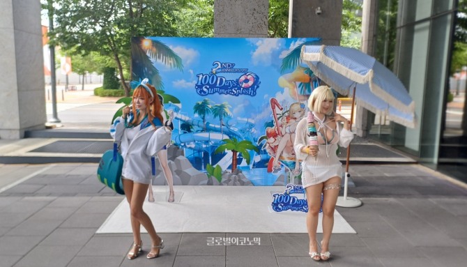 경기도 판교 네오위즈 사옥에서 '브라운더스트2 2주년 특별 라이브' 행사가 열렸다. 사옥 입구에 설치된 포토존에서 코스프레 모델들이 포즈를 취하고 있다. 사진=이원용 기자