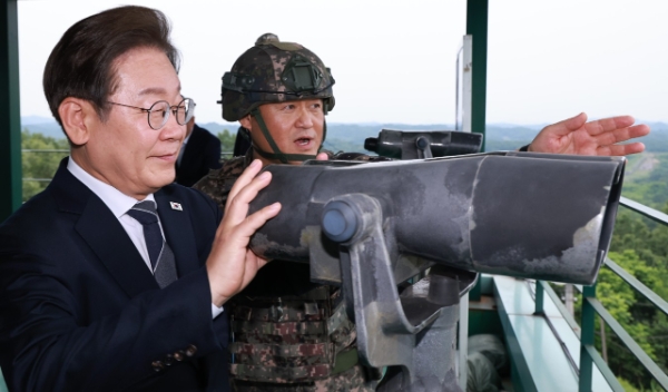 6월 13일 경기도 연천 소재 25사단 비룡전망대에 방문한 이재명 대통령(왼쪽)이 한기성 25사단장의 설명을 들으며 북측을 살펴보고 있다. 사진=뉴시스