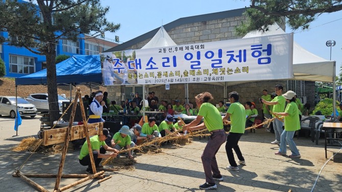63년생 본부석에서는 황오진 주대소리 기능 보유자가 여러가지로 체험을 하고 있다.  황 보유자가 마이크를 잡고 어야디야 하며 관람객들은 어야차차 하며 흥을 돋구고 있다.   사진=유영재 기자