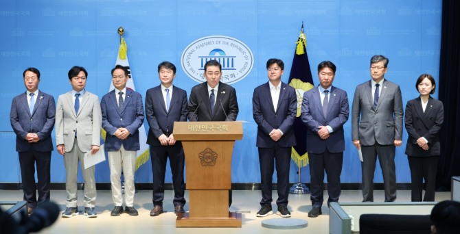 더불어민주당 김병기 신임 원내대표가 15일 서울 여의도 국회 소통관에서 원내대표단 인선을 발표하고 있다. 왼쪽부터 문금주 대변인, 김현정 대변인, 허영 정책수석, 문진석 운영수석, 김병기 원내대표, 박상혁 소통수석, 이기헌 비서실장, 김남근 민생부대표, 백승아 대변인.   /사진=연합뉴스