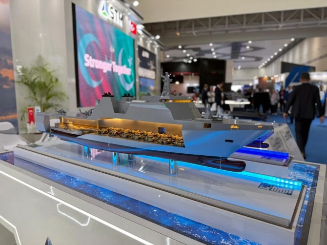LIMA 25 전시회 STM 부스의 다목적 지원선 미니어처 모델. 사진=네이벌 뉴스