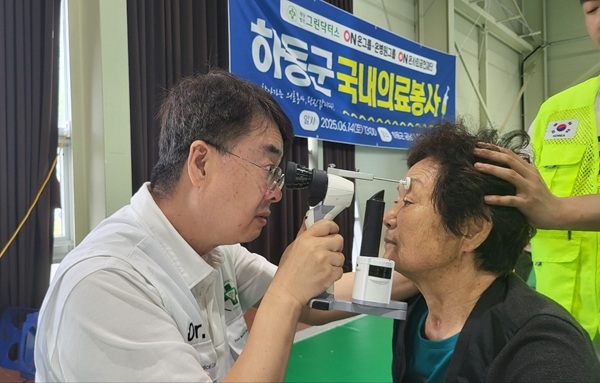 지난 14일 의료봉사 활동 모습. 안과 전문의인 정근 그린닥터스재단 이사장이 주민의 상태를 살피고 있다. 사진=그린닥터스