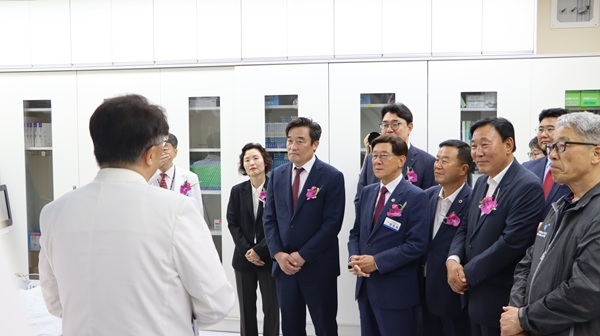 지난 13일 정동만 국회의원(가운데)이 정종복 기장군수, 이승우 부산시의원, 박홍복 기장군의회 의장 등과 함께 심뇌혈관센터 개소식에 참석했다. 사진=정동만 의원실
