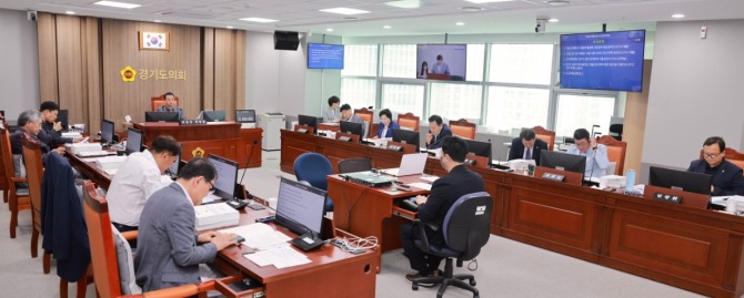 지난 13일 경기도의회 도시환경위원회가 제384회 정례회 1차 회의를 진행하고 있다. 사진=경기도의회