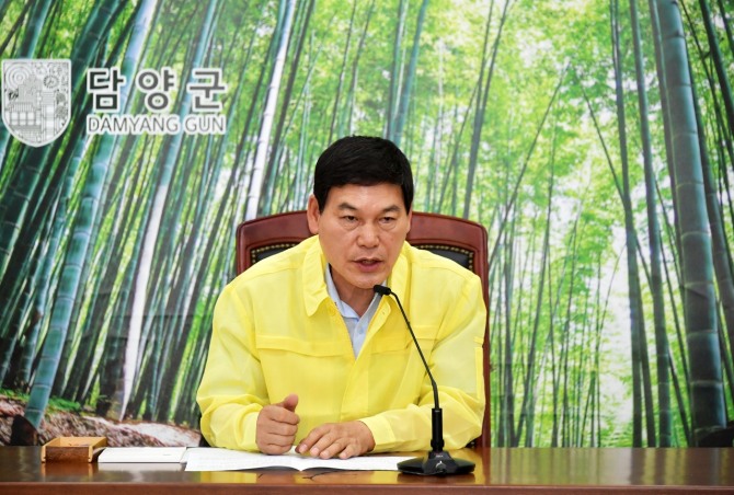 지난 13일 정철원 담양군수가 여름철 집중호우와 태풍 등 자연재난에 선제적으로 대응하기 위한 긴급 대책회의를 열고 있다.  사진=전남 담양군