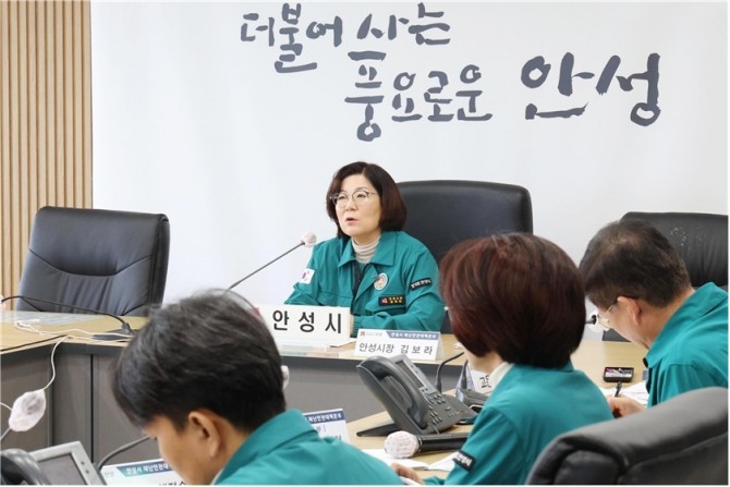 김보라 안성시장이 폭염주의보 발효에 따라 민관합동 태스크포스(T/F)를 구성해 회의를 주재하고 있다. 사진=안성시