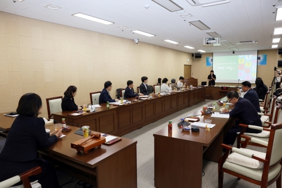 지난 12일 연수구의회 관계자들이 사회적 장애인식개선 교육을 받고 있는 모습. 사진=연수구의회