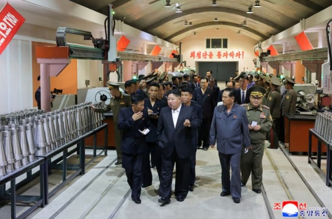 김정은 북한 국무위원장이 6월 13일 한 군수공장을 찾아 생산 공정 현대화와 자동화를 강조하며 탄약 생산 가속화를 지시했다. 사진=조선중앙통신/로이터