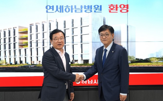 16일 이현재 하남시장(왼쪽)이 관내 최초 종합병원인 ‘연세하남병원' 환영하며 관계자와 악수를 하고 있다. 사진=하남시