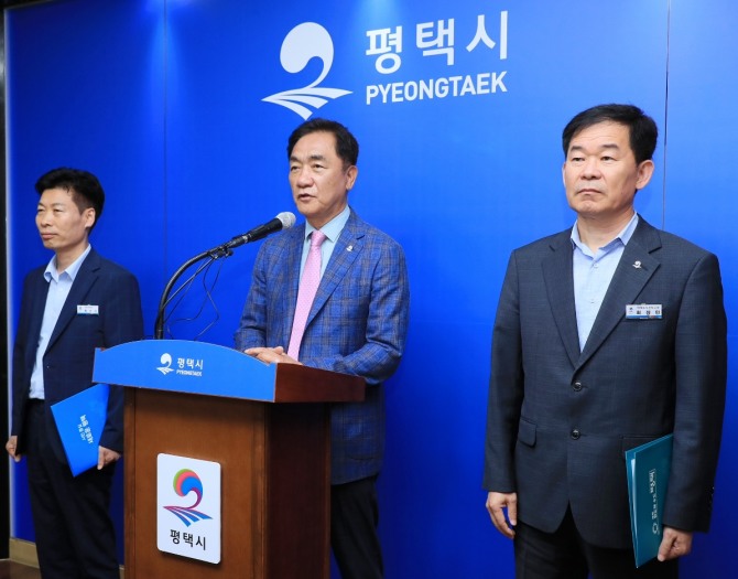 정장선 평택시장이 평택국제학교 설립 운영 법인 최종 선정과 관련 브리핑을 진행하고 있다. 사진=평택시