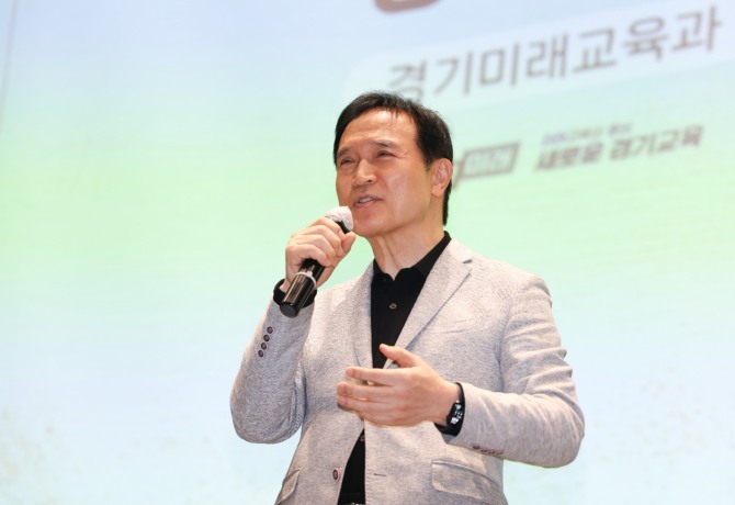 지난 13일 임태희 경기도교육감이 서울대학교 시흥캠퍼스에서 열린  ‘2025 지구장학 콘퍼런스’에서 참석자들과 소통을 하고 있다. 사진=경기도교육청