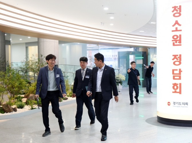 16일 김진경 경기도의회 의장(가운데)이 소통공간 ‘예담채’ 첫 공식 행사인 의회 청소원 정담회에 입장하고 있는 모습. 사진=경기도의회 