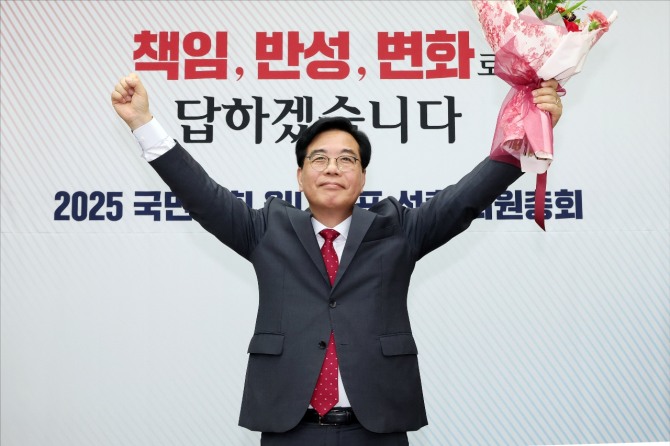 송언석 국민의힘 의원이 서울 여의도 국회 회의장에서 열린 원내대표 선출 의원총회에서 국민의힘 신임 원내대표로 당선된 뒤 기념촬영을 하고 있다. 사진=연합뉴스