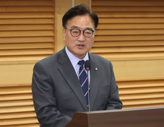 우원식 국회의장이 13일 서울 여의도 국회의원회관에서 열린 '5.18 보상법' 개정을 위한 국가폭력 피해자 증언대회에서 기념사를 하고 있다. 사진=연합뉴스