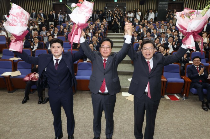국민의힘 신임 원내대표로 당선된 송언석 의원(가운데)이 16일 원내대표 선출 의원총회가 열린 서울 여의도 국회 회의장에서 김용태 비상대책위원장(왼쪽), 권성동 전 원내대표와 기념촬영하고 있다. 사진=연합뉴스