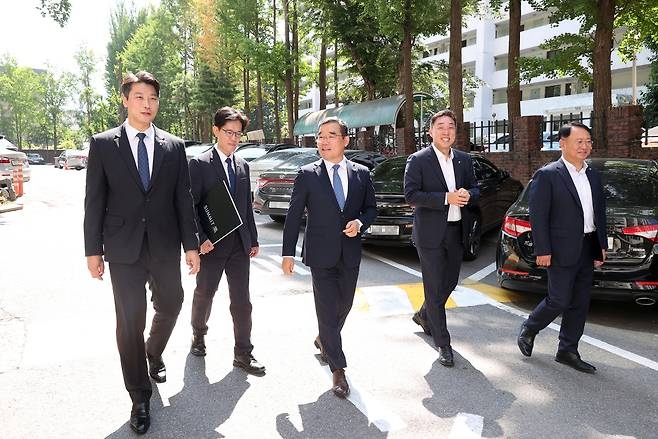 지난 13일 김보현 대우건설 사장(사진 왼쪽 세번째)이 개포우성7차 단지를 방문해 임직원들과 현장을 둘러보고 있다. 사진=대우건설 