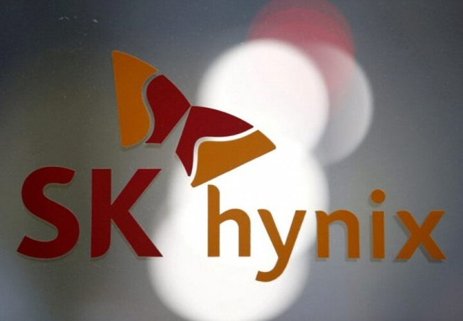 SK하이닉스가 초당 2TB의 데이터 전송 속도를 구현한 차세대 메모리 HBM4를 엔비디아의 '루빈' AI GPU에 선공급한다. SK하이닉스는 엔비디아의 멀티벤더 전략에도 불구하고 HBM4 초기 물량의 75% 이상 공급 우선권을 확보하며 기술 우위를 증명했다. 사진=로이터