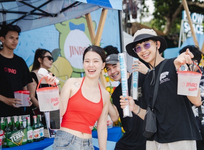 안녕하세요, 하이트진로 커뮤니케이션팀입니다.하이트진로가 태국 '새멧 인 러브 뮤직 페스티벌'에 후원사로 참여했다. 사진=하이트진로
