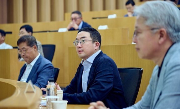 구광모 LG그룹 회장(가운데)이 지난해 9월 경기 이천시 LG인화원에서 열린 사장단 워크숍에서 의견을 나누고 있다. 사진=㈜LG