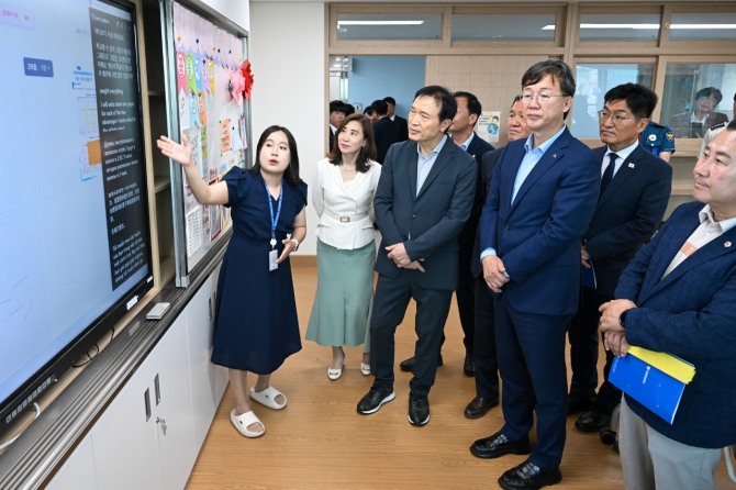 17일 이민근 안산시장(가운데 오른쪽)과 임태희 경기도교육청 교육감(가운데), 박해철 국회의원(오른쪽) 등이 경기한국어랭귀지스쿨을 둘러보며 교육환경을 점검하고 있다. 사진=안산시