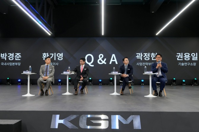 (왼쪽부터) 박경준 국내사업본부장, 황기영 대표이사, 곽정현 사업전략부문장, 권용일 기술연구소장이 기자회견에서 Q&A를 진행하고 있다. 사진=KGM