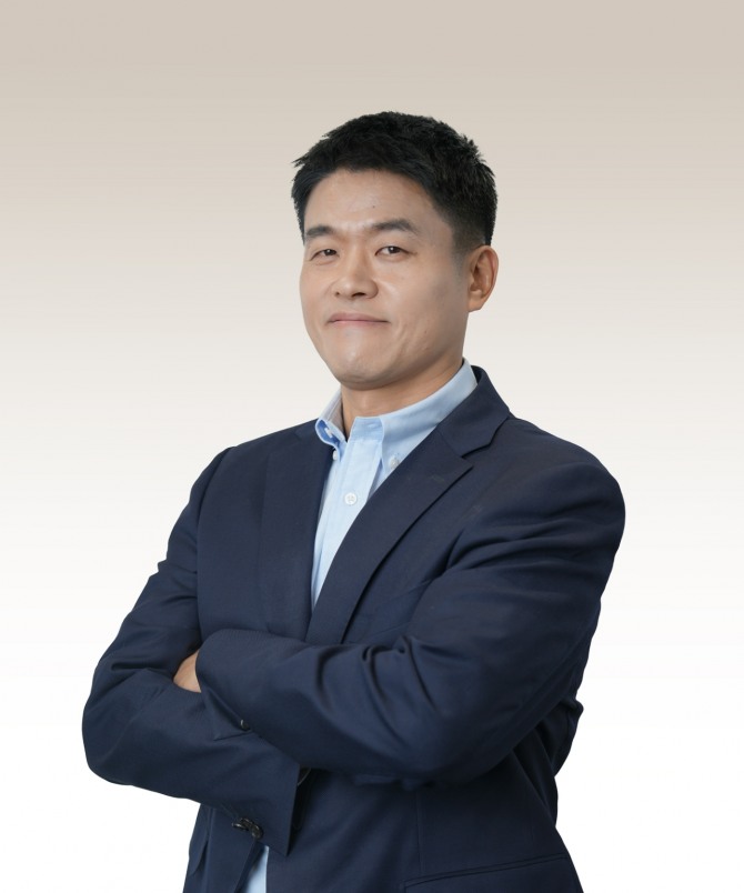 금융 콘텐츠 플랫폼 어스얼라이언스가  실전 기반 가치 투자자 겸 인플루언서 박두환과 파트너십을 체결하고, 개인 투자자를 위한 실전형 금융 콘텐츠 개발에 나선다고 밝혔다. 사진=어스얼라이언스