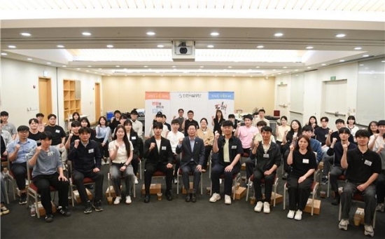 지난 17일 김재보(가운데) 인천시설공단 이사장이 신입직원과 함께 소통간담회를 진행한 후 단체사진을 촬영하고 있다. 사진=인천시설공단