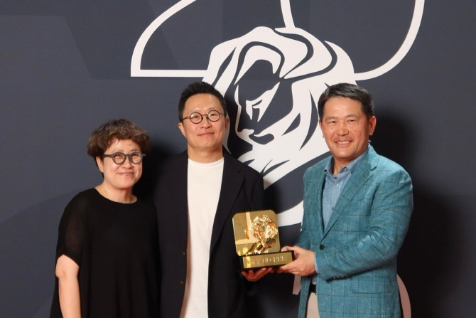 국제 광고제 '칸 라이언즈(Cannes Lions) 2025'에서 단편 영화 '밤낚시'가 엔터테인먼트(Entertainment) 부문 그랑프리(Grand prix)를 수상해 (왼쪽부터) 김정아 이노션 최고 크리에이티브 책임자(CCO) 부사장, 지성원 현대자동차 브랜드마케팅본부장 전무, 이용우 이노션 대표이사가 기념 촬영을 하고 있다. 사진=현대차