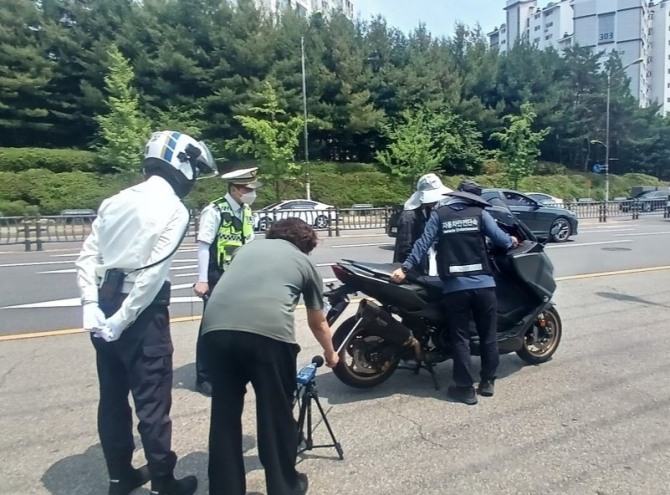 지난 17일 소하동 가리대사거리 일대에서 광명경찰서, 한국교통안전공단과 운행차 불법개조와 소음에 대응하기 위한 합동 단속을 실시하고 있다. 사진=광명시