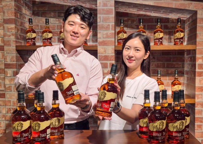 18일 오전, 서울 강남구에 위치한 현대백화점 무역센터점 지하 1층 행사장에서 직원들이 제품을 소개하고 있다.  /사진=현대백화점