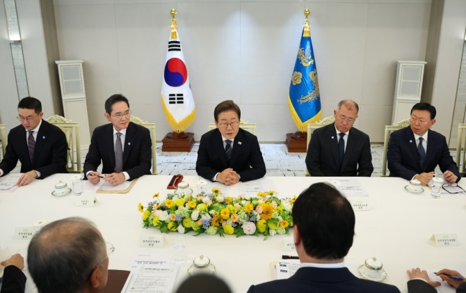 구광모 LG그룹 회장과 이재용 삼성전자 회장, 이재명 대통령, 정의선 현대자동차그룹 회장, 신동빈 롯데그룹 회장(왼쪽부터)이 지난 13일 서울 용산 대통령실에서 열린 경제6단체·기업인 간담회에 참석해 논의하고 있다. 사진=연합뉴스