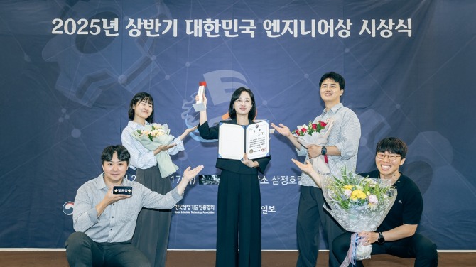 손윤익 팀장(가운데)이 엔지니어상 시상식에서 팀원들과 기념사진을 촬영하고 있다. 사진=SK하이닉스