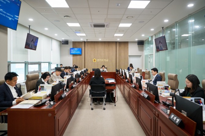 경기도의회 교육행정위원회가 2024 회계연도 결산 및 2025년도 제1회 추경예산안을 의결하고 있다. 사진=경기도의회