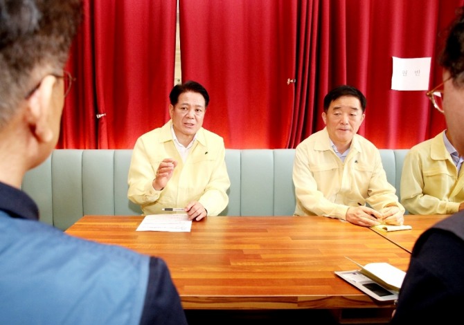 18일 최대호 안양시장(왼쪽)과 강득구 국회의원(오른쪽)이 신안산선 붕괴사고 관련해 시행사와 시공사 관계자들을 만나 이야기하고 있다. 사진=안양시