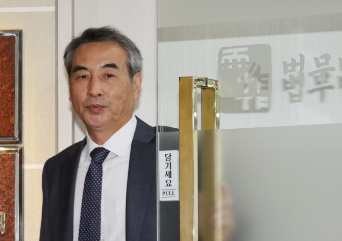 윤석열 전 대통령의 부인 김건희 여사 의혹을 수사할 민중기 특별검사가 17일 서울 서초구 사무실을 나서고 있다. 사진=연합뉴스