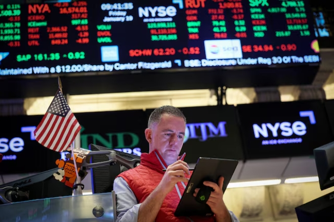 지난해 1월 19일(현지시각) 미국 뉴욕증권거래소(NYSE)에서 한 트레이더가 거래에 집중하고 있다. 사진=로이터